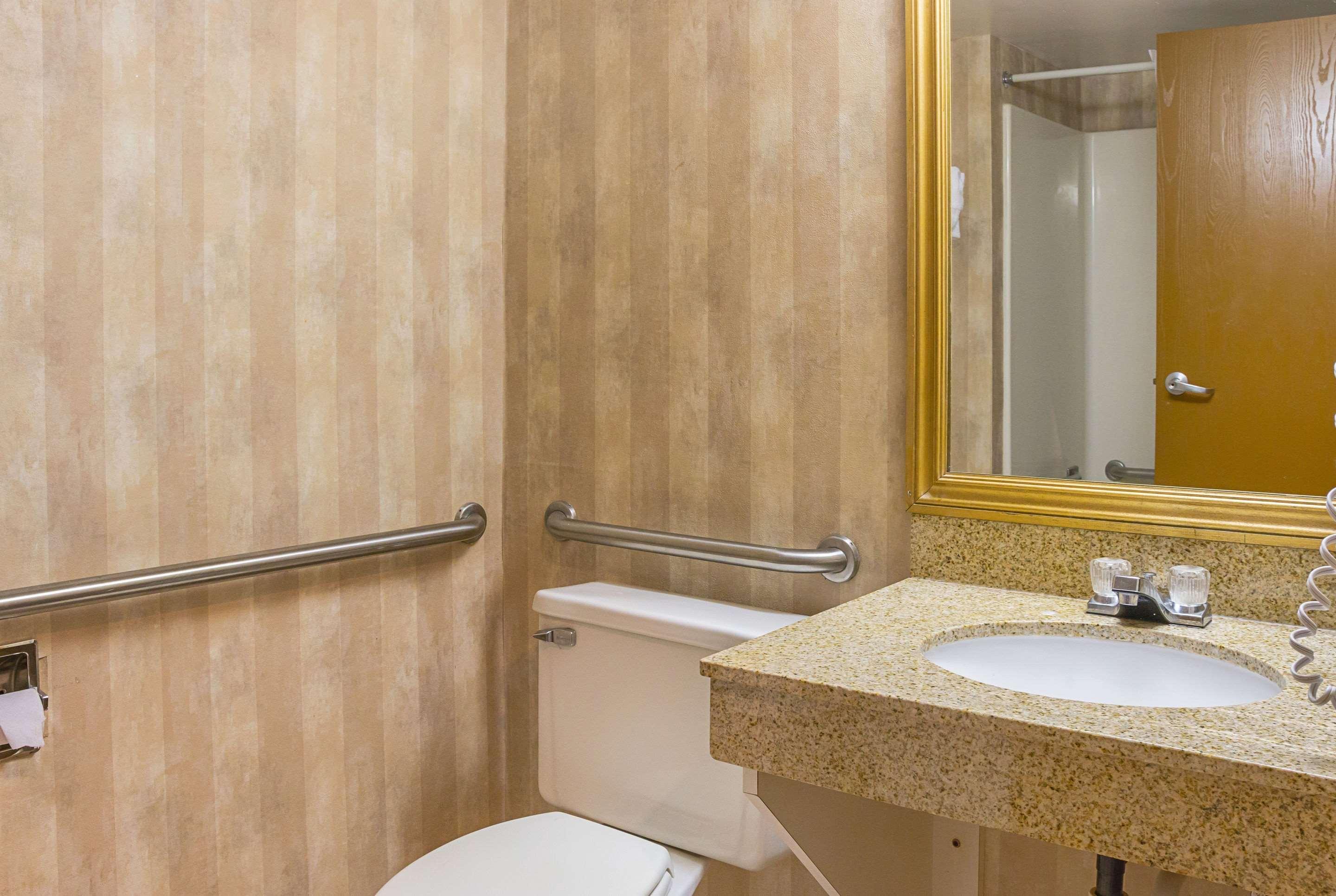 Quality Inn & Suites Detroit Metro Airport Romulus Luaran gambar