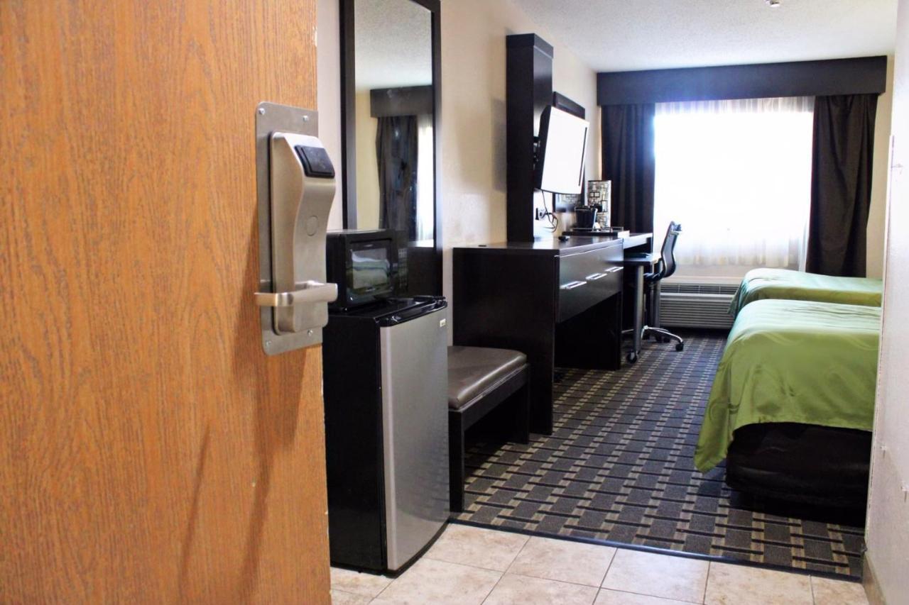 Quality Inn & Suites Detroit Metro Airport Romulus Luaran gambar