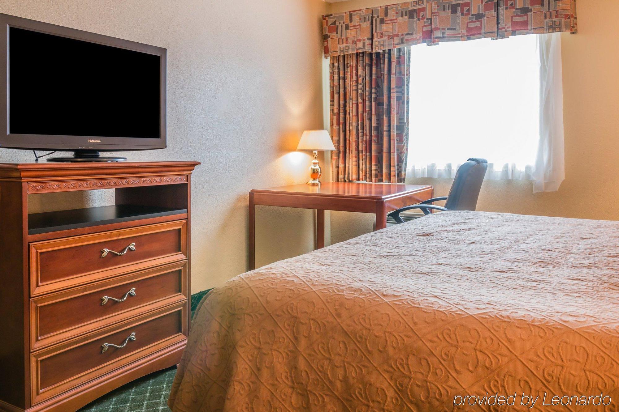 Quality Inn & Suites Detroit Metro Airport Romulus Luaran gambar