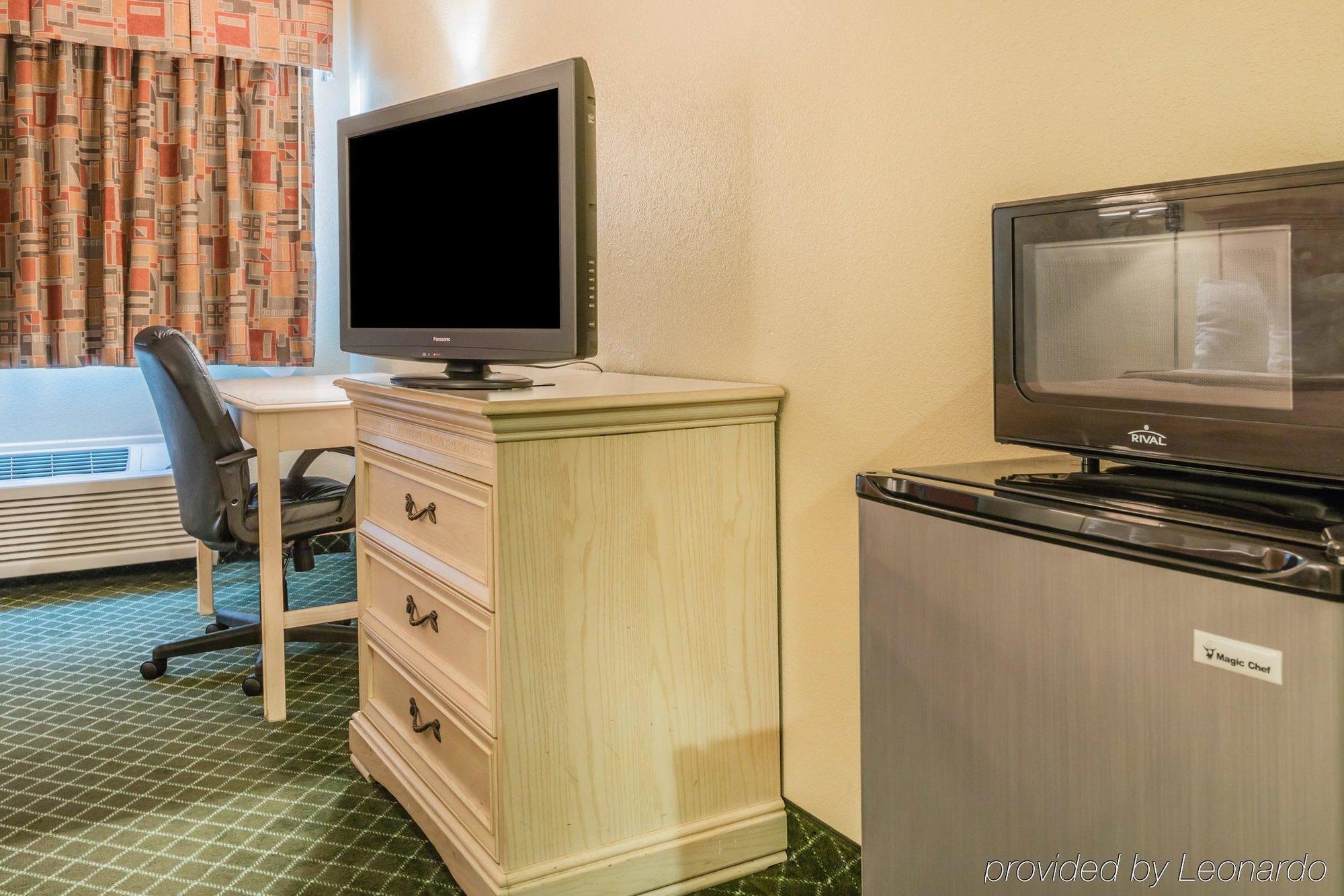 Quality Inn & Suites Detroit Metro Airport Romulus Luaran gambar